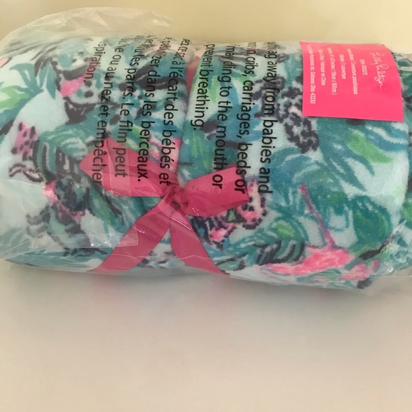 Brand New Lilly Pulitzer Fleece Blanket in Barking Up The Palm Tree 47”x63” - Picture 3 of 7